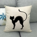 Vierkante linnen kussensloop met zwart katten-silhouet op een grijze stoffen bank - Gebogen Zwarte Kat Silhouet Stijl (3)