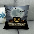 Detail eines Halloween-Leinenkissenbezugs mit Kürbis- und Fledermausdruck auf Sofa - 45x45cm / Schwarz Grau Kürbis Totbaum Stil (2)