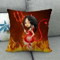 Detailaufnahme von Kissenbezug aus Leinen mit rotem Teufel-Motiv auf grauem Sofa - 45x45cm / Rotes Teufelsmädchen Stil (20)