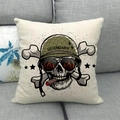 Fodera per cuscino in lino con teschio militare su un divano in tessuto grigio - Stile Teschio con Casco Leggendario e Sigaro
