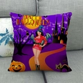 Violetter Happy Halloween Kissenbezug mit Hexe, Kürbis und Katze auf grauem Sofa - 45x45cm / Lila Happy Halloween Stil (3)