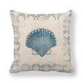 Leinen-Kissenbezug mit blauem Muschelprint und geometrischem Rand auf weißem Grund - Blauer Muschel-Stil