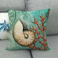 Fodera per cuscino effetto lino con motivo nautilus e corallo su divano grigio - 45x45 cm / Nautilus di Alghe Colorate (17)