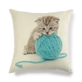 Housse de coussin en lin avec chaton gris mignon jouant avec une pelote bleue - Carré / Style Chaton et Pelote de Laine (11)