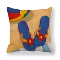 Detalle de funda de cojín de lino con estampado de chanclas de playa y pelota de arena - Estilo de Chanclas de Flores Rojas Azules (4)