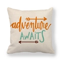 Detail van adventure AWAITS tekst op linnen kussensloop met oranje en blauwe pijlen - 45x45 cm / Inspirerende Quote adventure AWAITS(4)