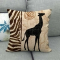 Leinen-Kissenbezug mit afrikanischer Giraffensilhouette und Zebradruck in Erdtönen - 45x45 cm / Giraffe Silhouette (Stil 1)