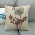 Fodera per cuscino vintage in lino con fiori e farfalla su un divano in tessuto grigio - Motivo Peace (3) / Standard