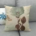 Dettaglio macro di federa in lino con fiori vintage, farfalla e scritta hope - Motivo Hope (4) / Standard