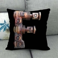 Dettaglio del cuscino nero in lino con lettera F in stile industriale e steampunk - 45x45cm / Lettera F Stile Steampunk Industriale Meccanico / Nero