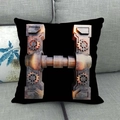 Dettaglio federa quadrata con lettera H steampunk 3D su un divano grigio - 45x45cm / Lettera H Stile Steampunk Industriale Meccanico / Nero