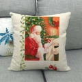 Federa quadrata in lino con motivo Babbo Natale su un divano grigio elegante - Pittura di Babbo Natale (1)