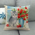 Dettaglio copricuscino in lino con simpatico gatto grigio e rose rosse sul divano - Stile Gatto Grigio Rose Rosse (3) / 45x45cm