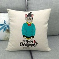 Detalle de funda de cojín de lino con gato animado y ropa de invierno en un sofá - Estilo Gato Con Pajarita (1)