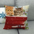 Federa in lino con gattini su cassetta postale rossa e motivo invernale festivo - Stile Gattino sulla Cassetta delle Lettere Innevata (1) / 45x45cm