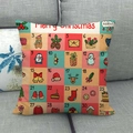 Détail de la housse de coussin calendrier de l'Avent de Noël sur un canapé gris - Calendrier de Vœux Festif HAPPY (8)