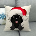 Detailopname van een linnen kussensloop met een kerstprint van een cartoon hond - Zwarte hond met kerstmuts (1)