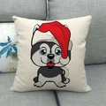 Detail van linnen kussensloop met kerst-husky-puppy op een grijze stoffen bank - Cartoon Husky kerstmuts (4)