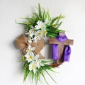 Osterkranz mit weißen Lilien, Holzkreuz, lila Tuch und rustikaler Sackleinen-Schleife - Lila Schal Stil