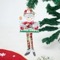 Detail eines Plüsch-Schneemann-Weihnachtsanhängers mit grünem Navidad-Schild - Schneemann