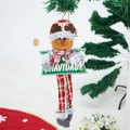 Detail von Weihnachts-Plüsch-Rentier-Anhänger mit Navidad-Holzschild und kariertem Hut - Elch