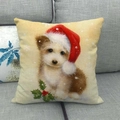 Federa per cuscino in lino con stampa di cane di Natale e bacche festive sul divano - Stile Cane con Cappello di Babbo Natale (6) / 45x45cm