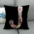 Fodera per cuscino nera con lettera J meccanica steampunk su un divano grigio - 45x45cm / Lettera J Stile Steampunk Industriale Meccanico / Nero