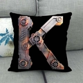 Fodera per cuscino quadrata con lettera K steampunk su divano in tessuto grigio - 45x45cm / Lettera K Stile Steampunk Industriale Meccanico / Nero