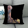 Cuscino stile industriale con lettera L e stampa ingranaggi su divano grigio - 45x45cm / Lettera L Stile Steampunk Industriale Meccanico / Nero