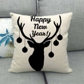 Detail van linnen kussensloop met zwarte rendier silhouet en Happy New Year tekst - Zwarte Eland Silhouet Stijl