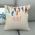 Funda de cojín de lino con plumas de colores y texto Hello en sofá gris - Patrón Hello (1)