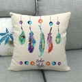 Detalle de funda de cojín de lino bohemio con plumas de colores e impresión estilo Boho - Estilo Boho Pluma Única (4)