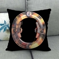 Cuscino quadrato nero con motivo a ingranaggi steampunk su divano grigio, lino - 45x45cm / Lettera O Stile Steampunk Industriale Meccanico / Nero