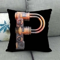 Fodera per cuscino in lino nero con lettera P stile steampunk su un divano grigio - 45x45cm / Lettera P Stile Steampunk Industriale Meccanico / Nero