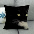 Leinen Kissenbezug mit realistischem schwarze Katze Motiv auf grauem Sofa Dekor - Quadratisch / Schwarze Katze Frontale Nahaufnahme