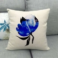 Federa per cuscino in lino con motivo floreale acquerello blu su un divano grigio - Fiore ad Acquerello Semplice Blu Scuro (4) / 45x45 cm