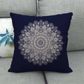 Detailweergave van vierkante linnen kussensloop met mandala print in donkerblauw - 45x45cm / Donkerblauw Mandala (1)