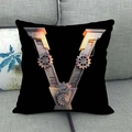Cuscino decorativo steampunk con lettera V e ingranaggi su divano in tessuto grigio - 45x45cm / Lettera V Stile Steampunk Industriale Meccanico / Nero