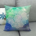 Detail van mandala-patronen en linnen textuur op de blauwe verloop kussenhoes - 45x45cm / Blauw Groen Aquarel Mandala (3)