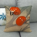 Detail eines Leinenkissenbezugs mit niedlichen schlafenden Pandas für das Sofa-Dekor - Kleiner Panda auf Ast Stil (4)