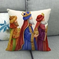 Détail de la housse de coussin en lin avec illustration des Rois Mages sur un canapé - Taie d'oreiller / Style 4