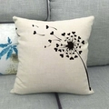 Leinen Kissenbezug mit Pusteblume aus Herzen auf grauem Sofa - Schwarzes Herz Geteilt Löwenzahn