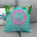 Detail eines maritimen Leinenkissens mit rosa Ankermotiv und tropischen Blumenmustern - Blaugrüner Holzmaserung Anker Stil (4)