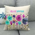 Détail de la housse de coussin en lin avec fleurs peintes à la main et texte Hello Summer - Style Fleur Hello Summer (3)