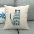 Dettaglio della federa quadrata in lino con gatto cartone animato su divano grigio - Stile Gatto Colorato a Strisce