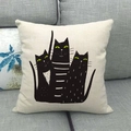 Dettaglio di stampe di gatti neri e texture lino su una fodera per cuscino decorativa - Stile Illustrazione Gatto Nero