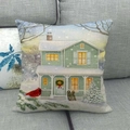 Weihnachtlicher Leinen-Kissenbezug mit Winterhaus und rotem Vogel auf grauem Sofa - 45x45cm / Schneehütte mit Rotkehlchen (3)