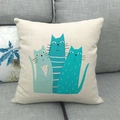 Dettaglio della federa per cuscino in lino con gatti cartone su un divano grigio - Stile Gatti Blu Vari