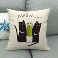 Dettaglio del copricuscino in lino con gatti a cartoni animati e scritta MEOW-meow - Stile Gatto E Cactus