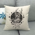 Federa quadrata in lino con design astrologico di renna nera posata su un divano - Stile Testa di Renna Astrologia Stelle (6) / 45x45cm